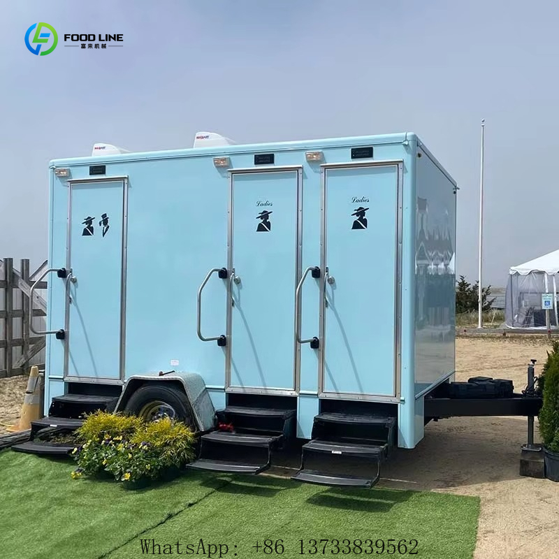 Outdoor Camping Events 2026 - カスタマイズ可能なモバイル高級バスルームトレーラー、ホワイトグラスファイバー製、3ステーション、2026年モダンデザイン、屋外イベント・キャンプ用
