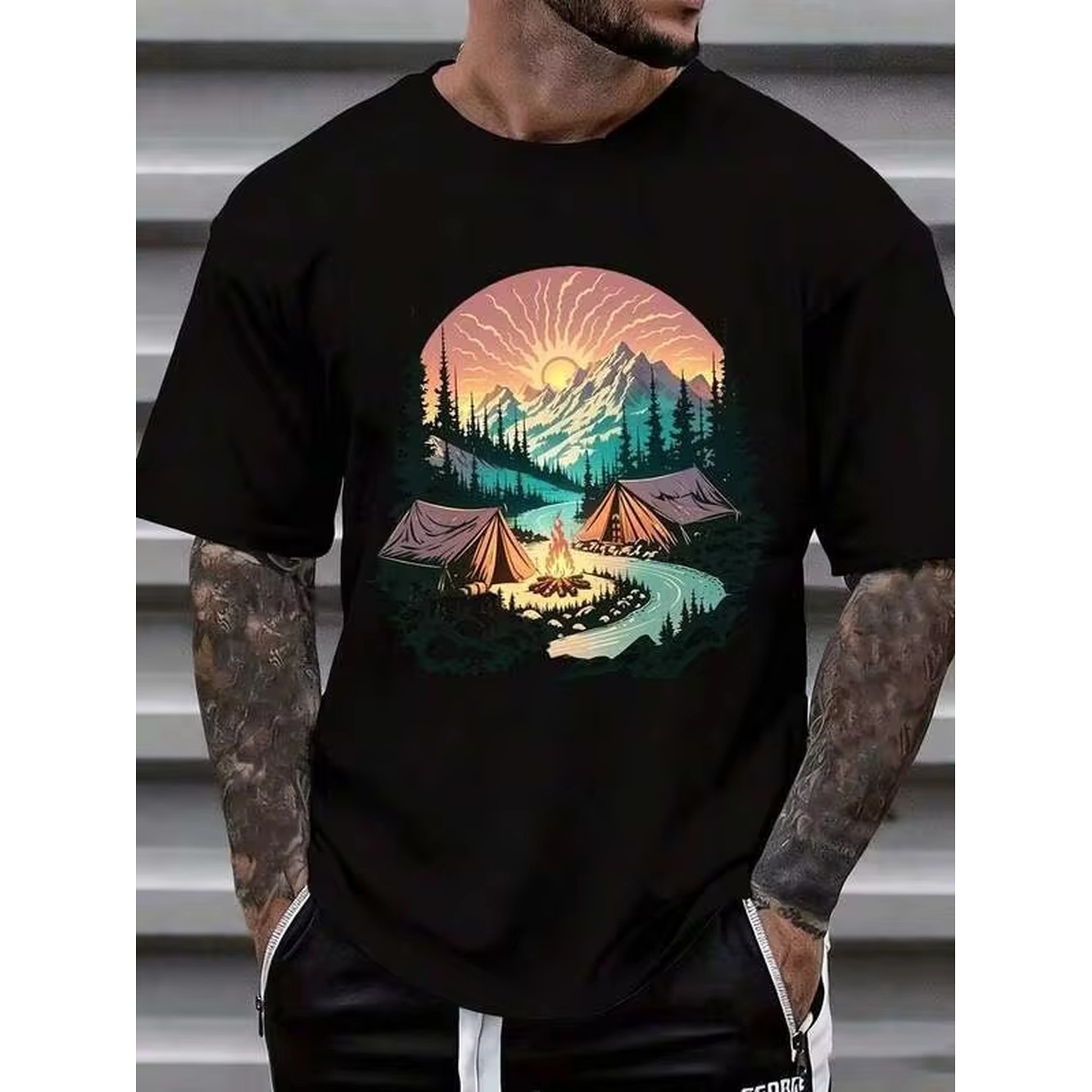 Outdoor Camping Adventures - キャンプ山の夕日シーングラフィック Tシャツアウトドアアドベンチャー自然風景プリントユニセックスカジュアル Tシャツ